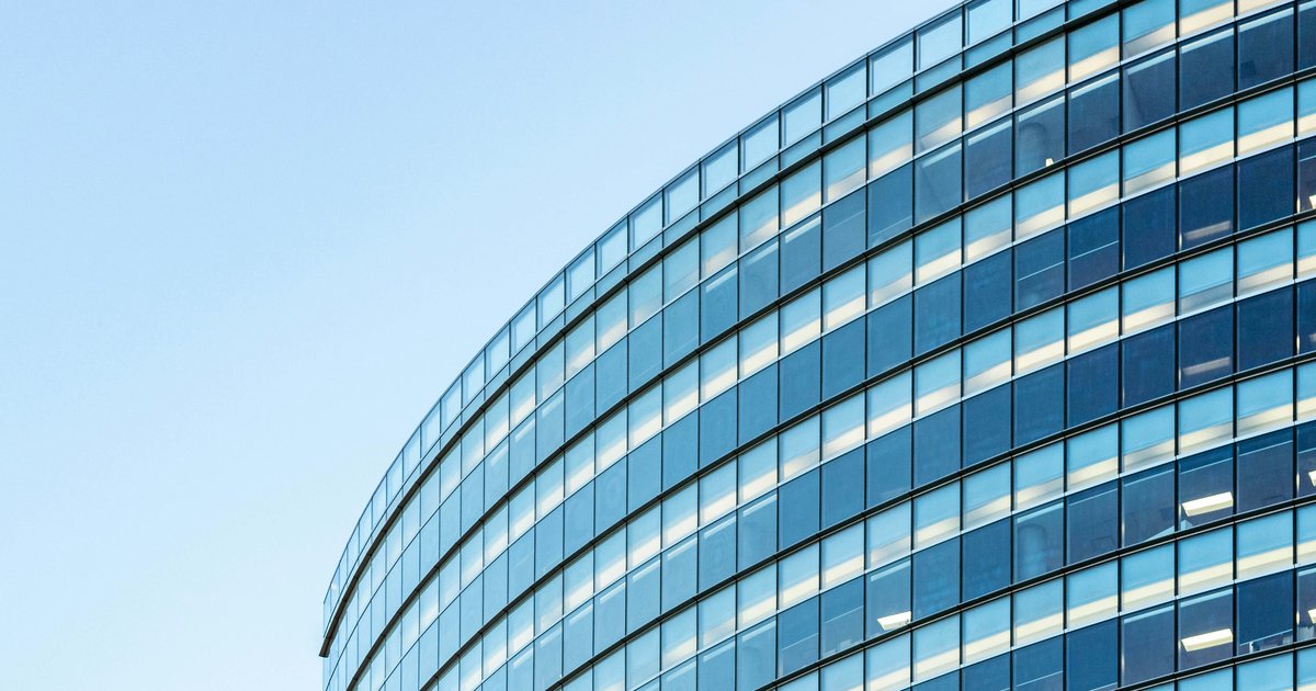 Czy warto inwestować w nieruchomości komercyjne zamiast mieszkań?