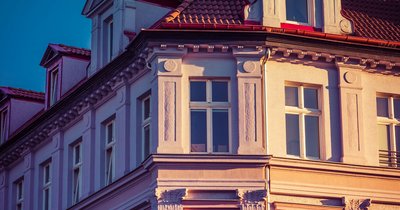 Dom jednorodzinny czy mieszkanie – co bardziej opłaca się kupić w Polsce?
