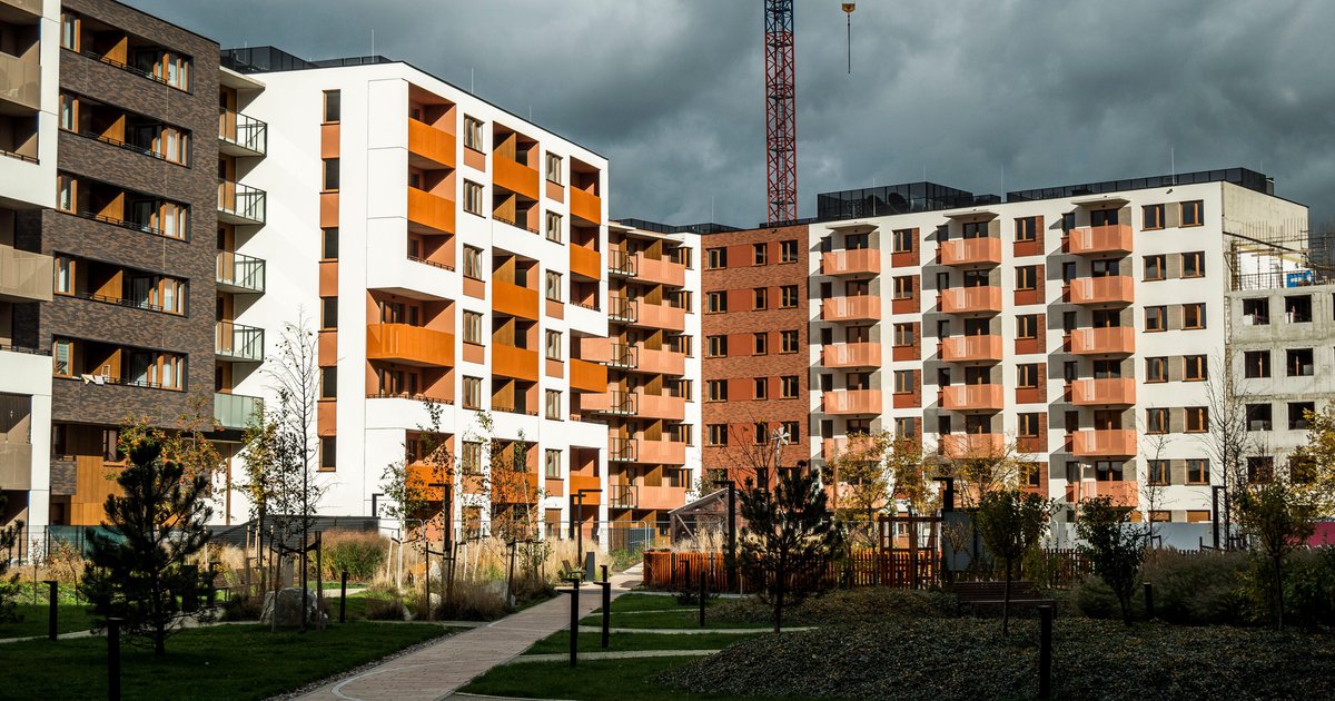 Rynek pierwotny vs wtórny – różnice w cenach mieszkań w Warszawie
